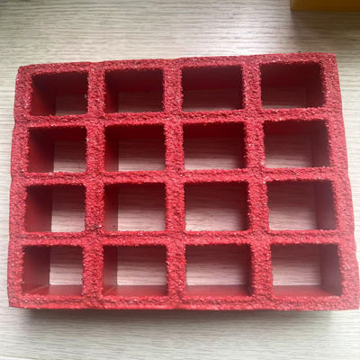 Μεγέθους πλέγματος 38x38mm, FRP τυλιγμένο πλέγμα κόκκινου χρώματος., αντιρρίκτικη επιφάνεια με άμμο στην επιφάνεια.