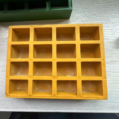 Μέγεθος πλέγματος 38x38mm, FRP τυλιγμένο πλέγμα κίτρινου χρώματος., επίπεδη επιφάνεια με κάλυψη σε μια πλευρά.