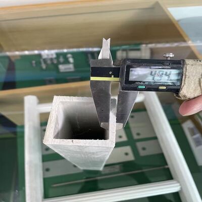 Ευέλικτα ορθογώνια προφίλ σωλήνων FRP κατασκευασμένα από ρητίνες πολυεστέρα εποξειδικές και φαινολικές, παρέχοντας ηλεκτρική μόνωση και ανθεκτικότητα